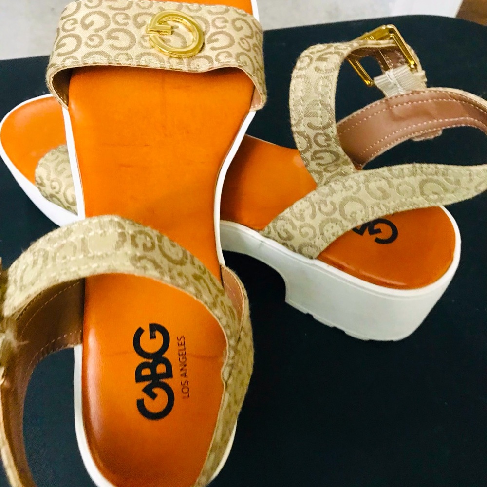 GBG LOS ANGELES WOMEN PLATFORM SANDALS. STYLISH DESIGN FOR COMFORT WEAR. SIZE 10